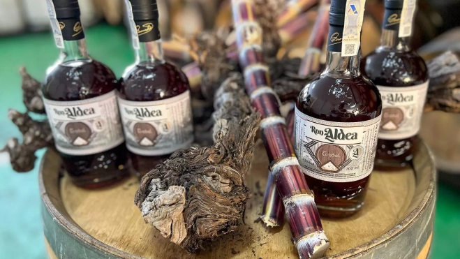 Botellas de Tendal de Ron Aldea. / AH Botellas de Tendal de Ron Aldea. / AH