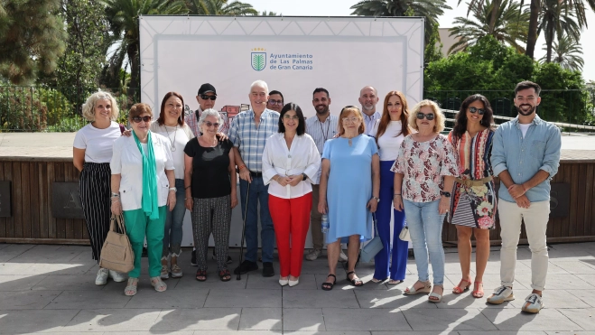 Darias (c), junto a las personas usuarias que han participado en el acto y representantes de entidades que trabajan con mayores en el municipio. / AH