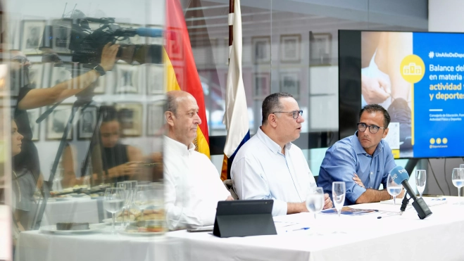 José Francisco Pérez, Poli Suárez y Ángel Sabroso, durante el desayuno informativo que se celebró este lunes en el CN Metropole. / AH