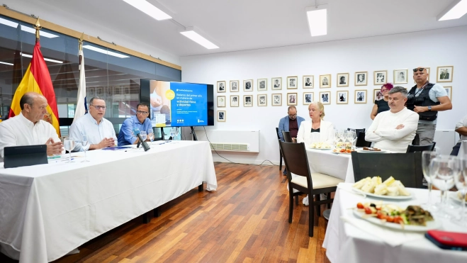 Detalle del desayuno con los medios en el Salón Olímpico del CN Metropole. / AH