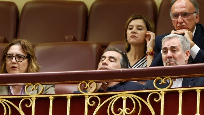 La consejera de Bienestar Social, Candelaria Delgado (i), y el presidente del Gobierno de Canarias, Fernando Clavijo, en el pleno del Congreso este martes.EFE