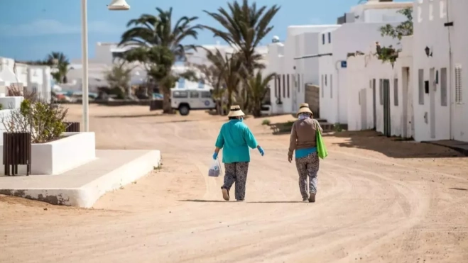 Dos mujeres pasean en La Graciosa / EFE 