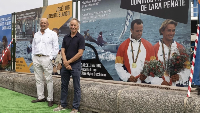 Domingo Manrique y Luis Doreste, campeones en Barcelona 92, posan en el nuevo mural en homenaje a los medallistas olímpicos del Real Club Náutico de Gran Canaria. / QUIQUE CURBELO-EFE