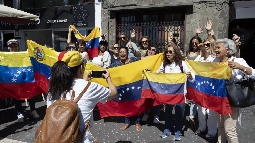 El consulado de Venezuela en Santa Cruz de Tenerife es el único punto en toda Canarias donde los venezolanos que residen en las islas pueden ejercer su voto este domino en las elecciones presidenciales. / EFE - MIGUEL BARRETO