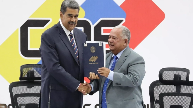 Maduro recoge su acta para jurar el cargo como presidente de Venezuela. / RONALD PENA-EFE