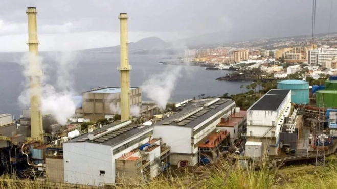 El sector energético emite el 88% de los gases de efecto invernadero en Canarias. En la imagen, la central térmica de Candelaria / RAMÓN DE LA ROCHA-EFE