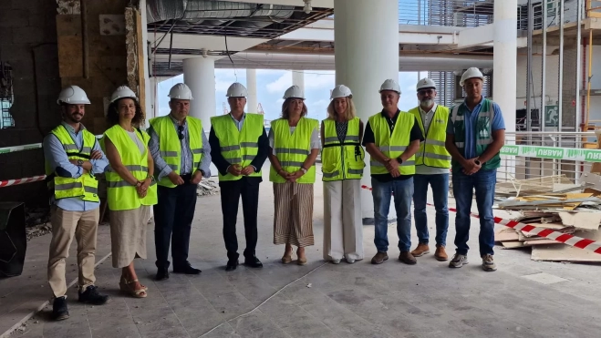 Foto de familia en la visita a las obras del CC El Muelle un mes después de su comienzo. / AH