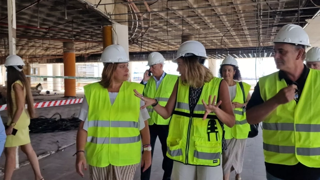 Momento de la visita de Beatriz Calzada a las obras del CC El Muelle. / AH