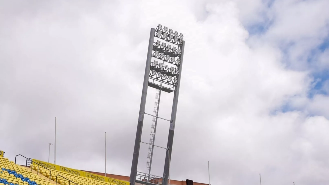 Una de las torres de iluminación del estadio después de la renovación de sus luces LED. / AH