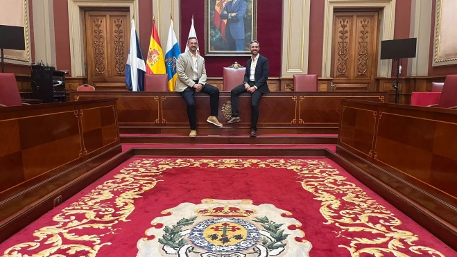 Javier Rivero y Javier Caraballero en el Salón de Plenos del Ayuntamiento de Santa Cruz de Tenerife / AH