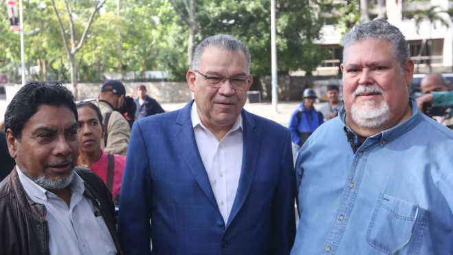 Juan Barreto, a la derecha de la imagen, junto a Óscar Figueroa (d) y Enrique Márquez (c), candidato a la presidencia de Venezuela. / MANUEL DÍAZ_EFE