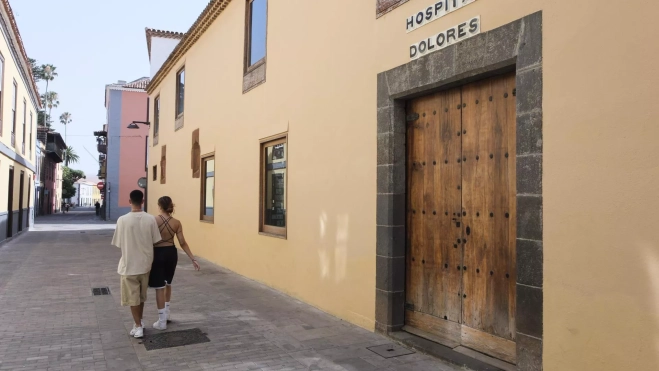 Imagen de la entrada del antiguo Hospital Dolores, ahora convertido en una biblioteca municipal en el casco histórico de La Laguna. / ALBERTO VALDÉS-EFE