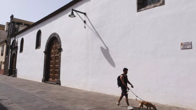 Imagen de la entrada del antiguo Hospital Dolores, ahora convertido en una biblioteca municipal en el casco histórico de La Laguna. / ALBERTO VALDÉS-EFE 