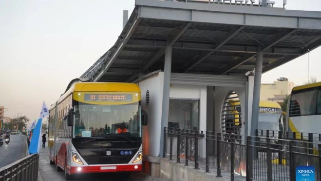 Una de las paradas del BTR inaugurado recientemente en Dakar. / AH