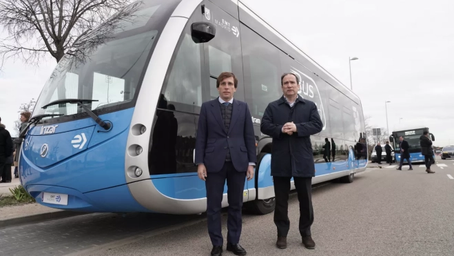 Martínez Almeida, alcalde de Madrid, en la presentación de las unidades del Bus Rápido. / AH