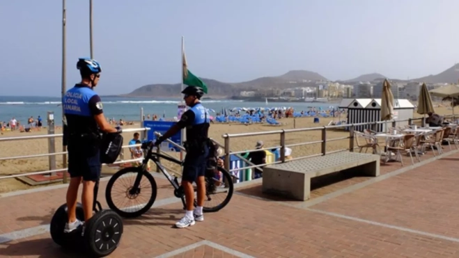 Unidad de la Policía Local en la playa de Las Canteras / AYUNTAMIENTO DE LAS PALMAS DE GRAN CANARIA