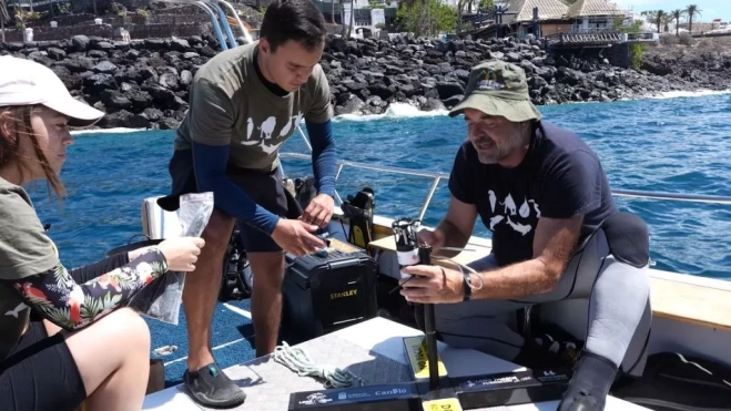 Javier Almunia, con investigadores en el marco del proyecto SonMar. / AH