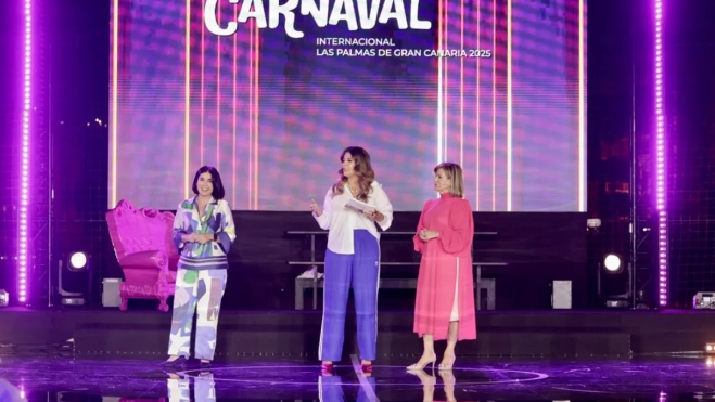 El Carnaval 2025 regresa al Estadio Insular y traslada los mogollones al Mercado del Puerto. En la imagen, Carolina Darias e Inmaculada Medina, durante la gala celebrada este jueves para anunciar las novedades de la fiesta. / SOCIEDAD DE PROMOCIÓN