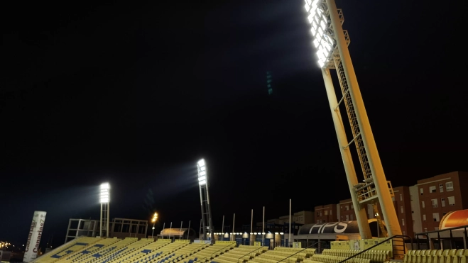 Nueva iluminación LED sobre la grada Sur del Estadio de Gran Canaria. / AH