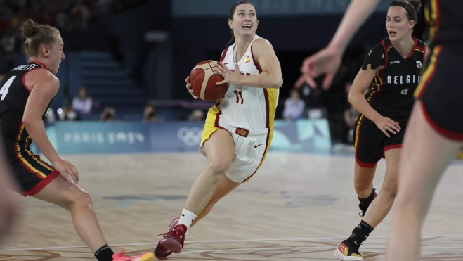 La grancanaria Leonor Rodríguez entra a canasta en el partido de cuartos de final entre España y Bélgica del torneo de baloncesto femenino de París 2024. / MIGUEL GUTIÉRREZ-EFE 