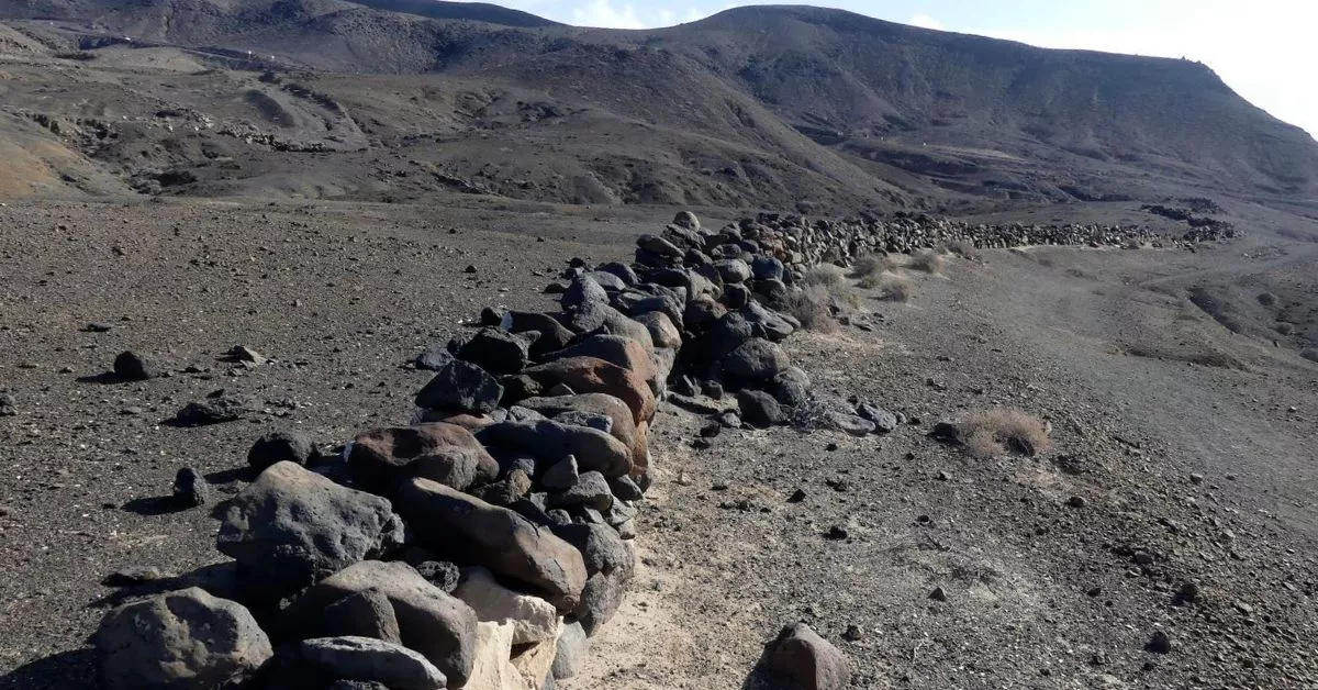 Aunque ha sufrido deterioro a lo largo de los siglos, aún se conservan tramos de La Pared que dividía en dos partes la isla de Fuerteventura./ REDES.