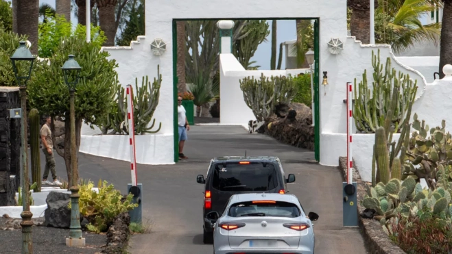 El presidente del Gobierno de España, Pedro Sánchez, ha llegado este lunes a Lanzarote para pasar sus vacaciones familiares en la residencia de La Mareta. EFE/ Adriel Perdomo