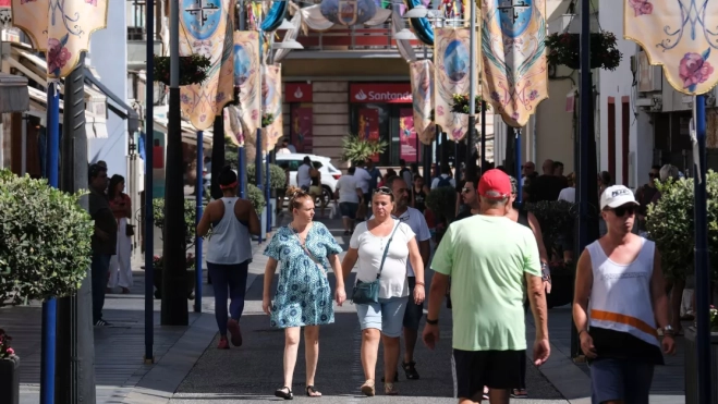 Un grupo de personas camina este sábado por las calles del municipio de Candelaria, en Tenerife, una de las localidades donde la Agencia Estatal de Meteorología (Aemet) ha declarado la alerta nara Un grupo de personas camina este sábado por las calles del municipio de Candelaria, en Tenerife, una de las localidades donde la Agencia Estatal de Meteorología (Aemet) ha declarado la alerta nara