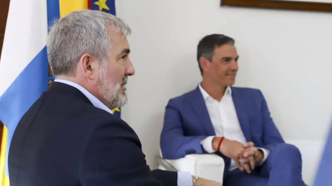 El presidente del Gobierno, Pedro Sánchez, y el presidente de Canarias, Fernando Clavijo. / EFE