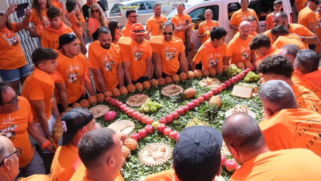 Cientos de personas participan este domingo en la tradicional celebración de los Corazones de Tejina, durante las fiestas en honor a San Bartolomé. EFE ALBERTO VALDÉS (3)