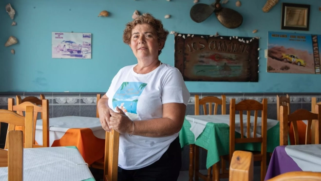 La hostelera Aurora Hernández, del restaurante Los Caracolitos, en Las Salinas (Fuerteventura), testigo de las primeras llegadas de pateras a Canarias, hace 30 años. EFE/Carlos de Saa