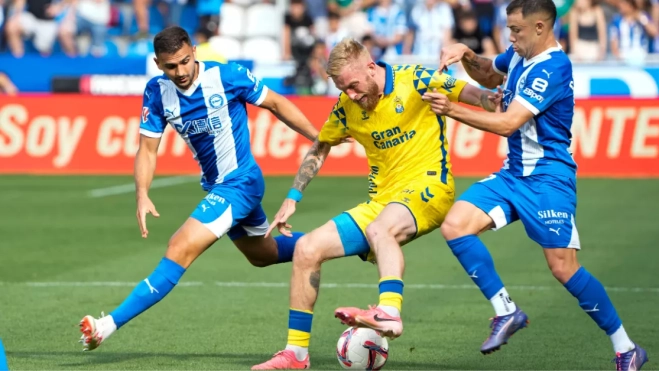 El delantero inglés de la UD Las Palmas Oliver McBurnie (c) rodeado de jugadores del Alavés / EFE - ADRIÁN RUÍZ