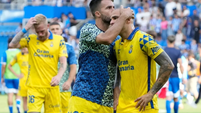 Los jugadores de la UD Las Palmas tras su derrota / EFE - ADRIÁN RUÍZ