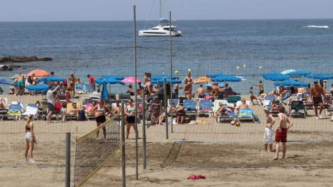 Turistas en una playa de Tenerife, donde el turismo canario ha vivido su mejor julio. / AINOHA CRUZ-AH