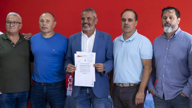 Los representantes en el Ayuntamiento de Santa María de Guía (Gran Canaria) del PSOE, Alfredo Gonçalves (3i); Unidos por Gran Canaria, Felipe Pérez (2i); Ahora Guía, José Manuel Santana (2d); Partido Popular, Alejandro Rivero (d); y Coalición Canaria, Julian Melian (i); han explicado este lunes los motivos de la moción de censura que presentarán contra el alcalde, Pedro Rodríguez, de Juntos por Guía-Nueva Canarias.