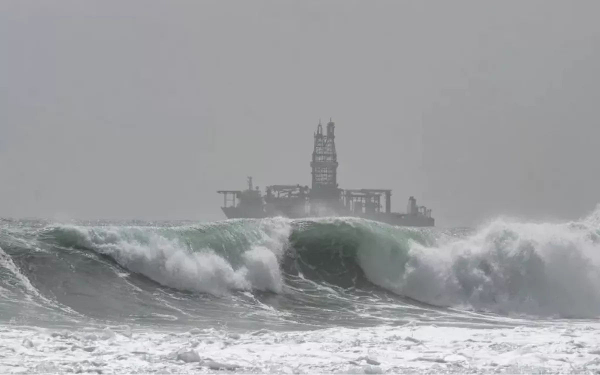 La corriente de Canarias y los trópicos del Atlántico registran cambios. En la imagen, una tormenta en la bahía de Las Palmas de Gran Canaria. / ÁNGEL MEDINA G-EFE