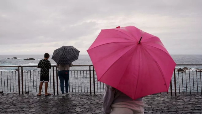 Personas bajo la lluvia en Canarias / EFE Personas bajo la lluvia en Canarias / EFE