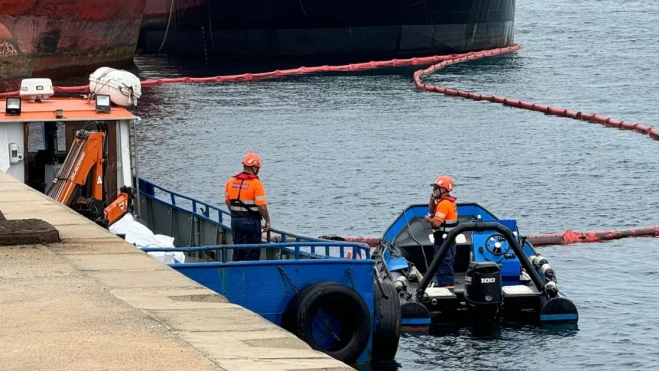 Operarios trabajando por el vertido / CEDIDA