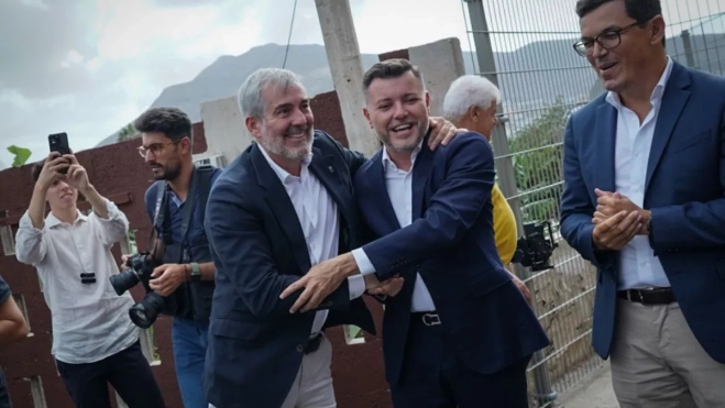 Fernando Clavijo, presidente de Canarias, y Teodoro Sosa, alcalde de Gáldar, se saludan en el acto de inauguración del IES Agáldar. / AH