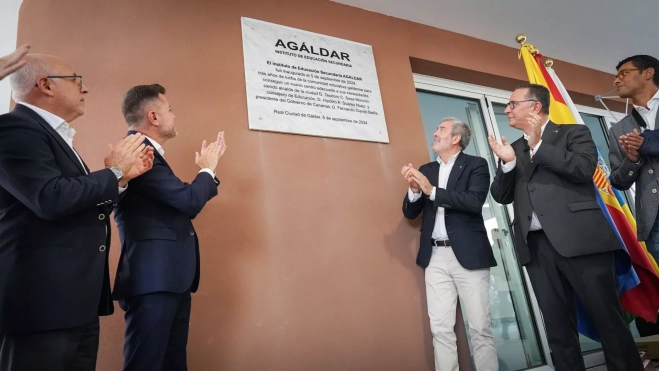 Placa que conmemora el acto de inauguración del IES Agáldar. / AH