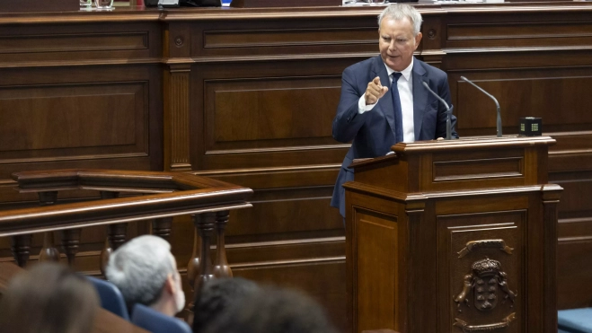 El portavoz del PSOE en el Parlamento de Canarias, Sebastián Franquis (d), se dirige al presidente del Gobierno, Fernando Clavijo. / MIGUEL BARRETO-EFE