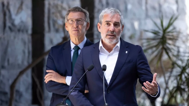 El presidente de Canarias, Fernando Clavijo, y el presidente del Partido Popular, Alberto Núñez Feijóo (i). / MIGUEL BARRETO-EFE