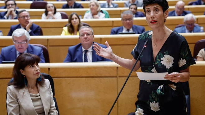 Elma Saiz, ministra de Migraciones, durante su comparecencia en el Senado. / SERGIO PÉREZ-EFE