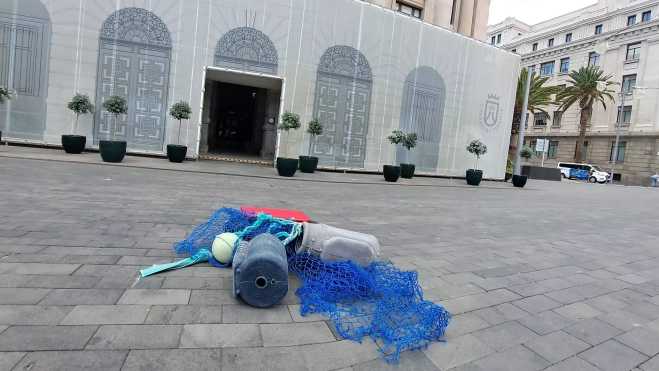 Restos de basura que Promemar ha recogido de los fondos marinos ante el Cabildo de Tenerife a modo de protesta / PROMEMAR