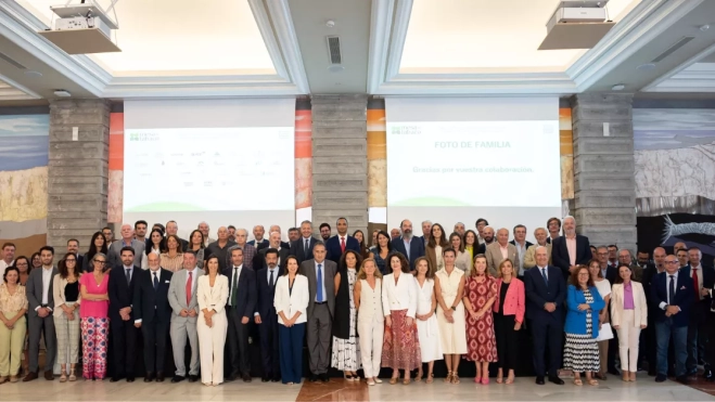 Foto grupal de los asistentes al foro / MESA DEL TABACO