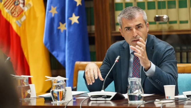 El vicepresidente del Gobierno de Canarias, Manuel Domínguez, en Comisión de Economía, Industria y Comercio del Parlamento autonómico. / RAMÓN DE LA ROCHA EFE