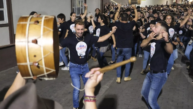 Más de 700 personas participaron la medianoche pasada en el reto de alcanzar el récord Guiness al baile tradicional más multitudinario del mundo en La Laguna (Tenerife), un hito que marcó las jornadas de fiesta en el municipio en honor al Cristo. EFE/Alberto Valdés