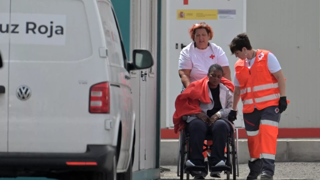 La Cruz Roja asiste a una de las personas que arribaron este sábado a El Hierro. / 