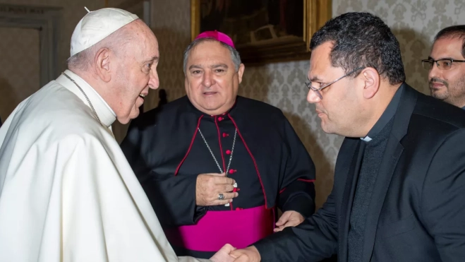 En el centro de la imagen, el obispo de Canarias, José Mazuelos, junto al papa Francisco / DIÓCESIS DE CANARIAS