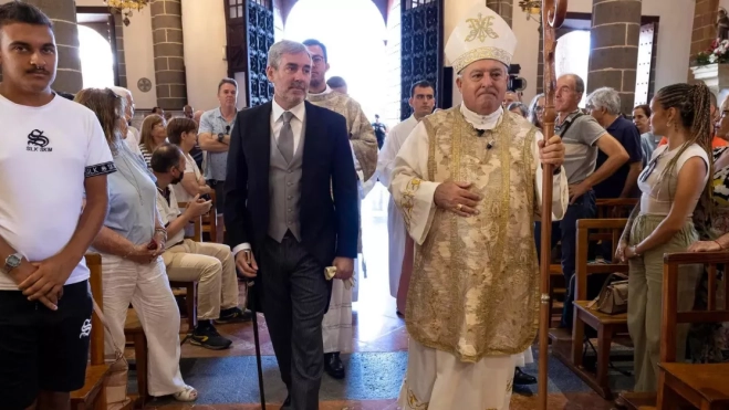 En la imagen, el obispo Mazuelos con el presidente de Canarias, Fernando Clavijo / EFE 