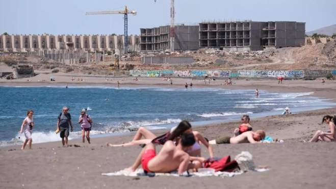 Turistas en una playa de Canarias / EFE